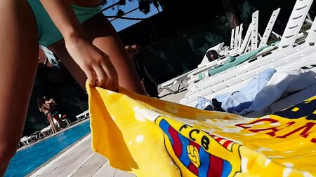 Ma copine laisse entrevoir les contours de son sexe et son cameltoe dans son bikini mouillé à la piscine