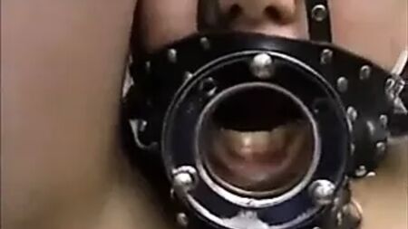 Bondage facial extrême sur une adolescente asiatique