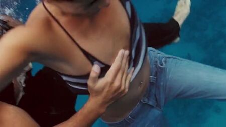 Jessica Alba dans « Into the Blue » : un petit incident vestimentaire en ralenti 5x