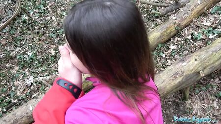 Une agente publique en jogging sexy baisée dans les bois