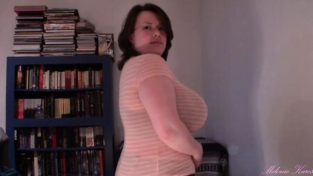 Gros seins, décolleté plongeant, chemise transparente