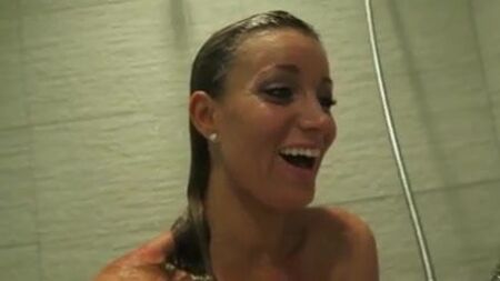 Jeana nue sous la douche