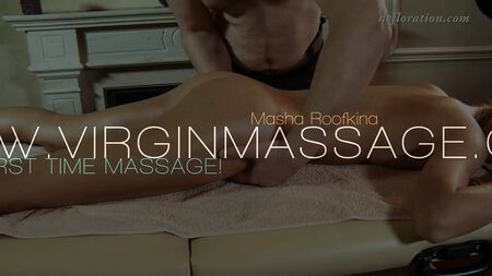 Massage à l'huile d'une adolescente vierge : Masha Roofkina