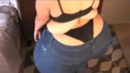 Une femme aux formes généreuses qui danse la cumbia colombienne... Ouais, génial !