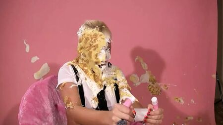 Blonde pie, giflée en plein visage, WAM