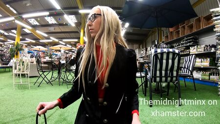 Un travesti s'exhibe dans un magasin