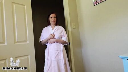 Une belle-mère montre ses nouveaux seins à son beau-fils - Jane Cane