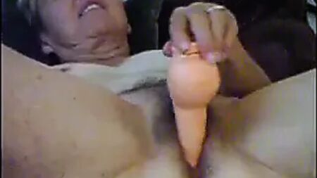 une femme mûre super excitée