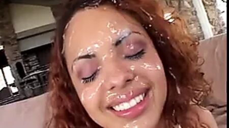 Beaucoup de sperme sur le visage d'une jolie Latina