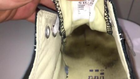 Des Converse bien usées par des femmes qui jouissent pour la toute première fois