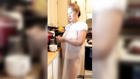 Femme mûre en chemise de nuit transparente de grand-mère, seins naturels