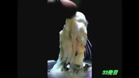 Un homme éjacule 33 fois sur une figurine d'anime
