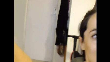 Melaniebiche joue par terre et sur sa chaise