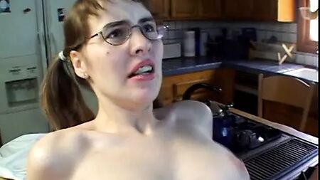 Une jeune brune sexy se fait éjaculer sur ses lunettes après s'être fait baiser