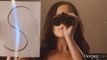Plus loin. Un voyeur assouvit ses fantasmes à l'aide d'un télescope