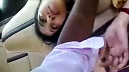 Une jeune épouse tamoule se fait lécher les seins dans une voiture