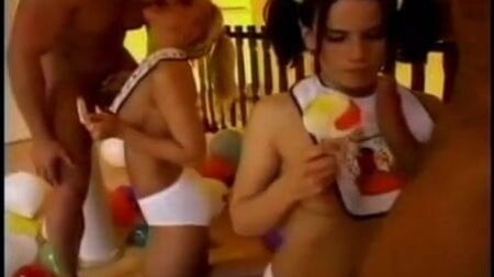 Deux « Adult Babies » en train de sucer des bites et des sucettes, vêtues de bavoirs
