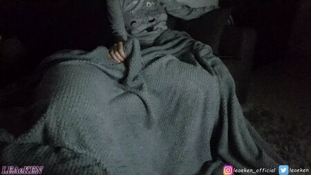 Soirée films d'horreur, couverture et éjaculation. Le top !