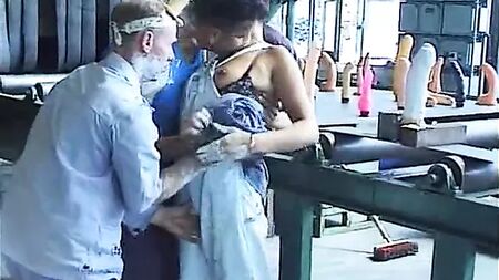 Lola Solana - Défonce de chattes 1 - Gangbang à la Dildo Factory