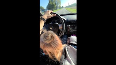 Une blonde sexy offre à son copain une superbe pipe en voiture