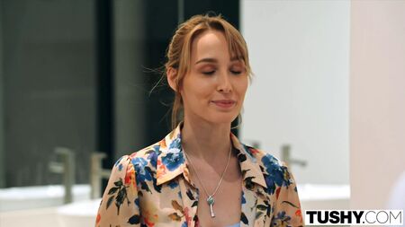 TUSHY : la superbe Kelly Collins fait ses débuts en anal dans une vidéo exclusive !