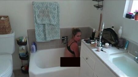 Nikki Baker dans la baignoire