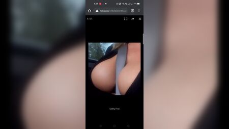 Les seins coincés dans la ceinture de sécurité de la voiture