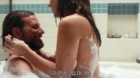 Lady Gaga se baigne nue avec Bradley Cooper sur ScandalPlanet