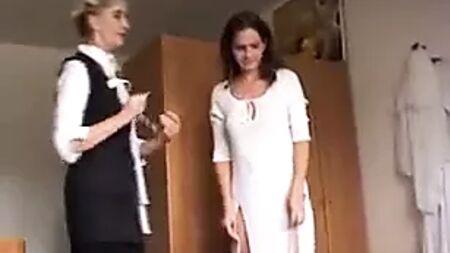 Une jeune fille se prépare pour son mariage