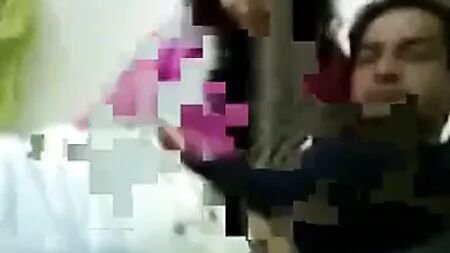 La célèbre « tante pakistanaise » de Karachi fait une fellation