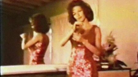 Strip-tease en robe vintage scintillante
