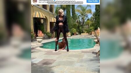 Caroline Vreeland - nue pour ELLE Russie, novembre 2019, n° 2