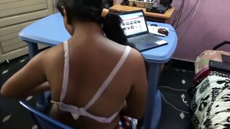 Une tante telugu a une liaison avec un oncle quand son mari n'est pas à la maison