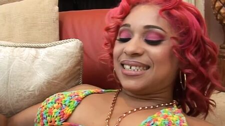 Amateur africain - Pinky adore se faire baiser par une énorme bite bien dure