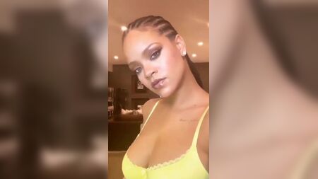 Un selfie de Rihanna où elle dévoile son décolleté généreux en soutien-gorge