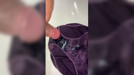 Du sperme sur une culotte violette