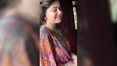 Une tante indienne sexy dans un sari vert sexy