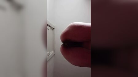 Yoga de remise en forme pour nudistes. Une MILF poilue fait du yoga nue dans une salle de sport nudiste. Une vue incroyable