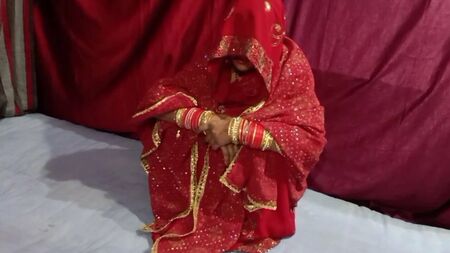 La première nuit de noces d'une jeune mariée indienne dans la chambre à coucher