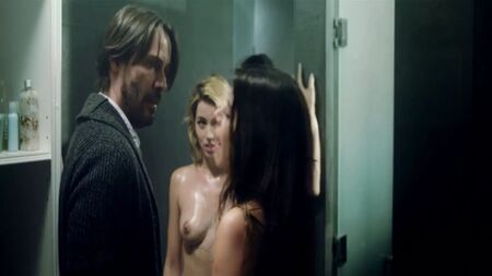 Scène de sexe tirée du film « Knock Knock » (2015) (sans musique)
