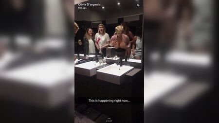 Chloé joue avec ses seins dans les toilettes des filles