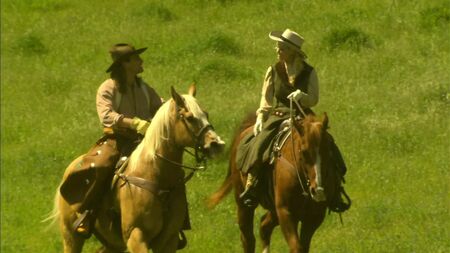 À cheval et en train de baiser dans une ferme – des femmes en blanc !