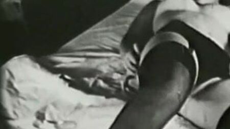 Fille au lit en bas noirs sexy (vintage des années 1960)