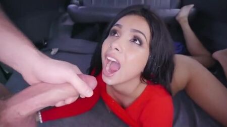 éjaculation sur un t-shirt rouge