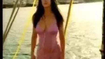 Kirsty Gallacher dévoile sa poitrine généreuse et ses courbes sensuelles
