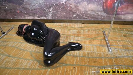Fejira : sac de couchage sous vide en latex et bondage