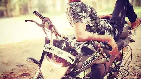 Un jeune garçon tamoul nu dans une salle de sport à Chennai