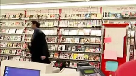 Dans un magasin de livres pour adultes