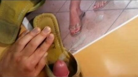 Des tongs dorées en solde sur eBay : baise et éjaculation
