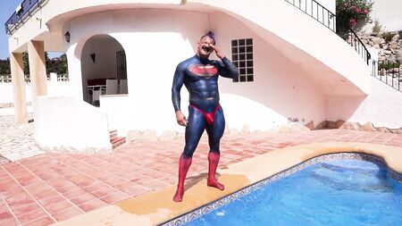 Le costume en spandex à string de Superman est trempé